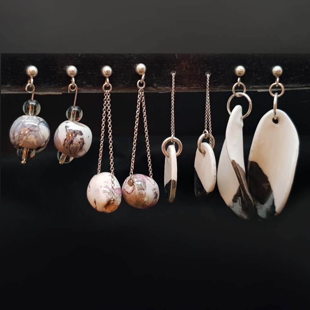 Clous en Argent avec pendants en porcelaine : Boutique Les Créations de Christine à Ornans